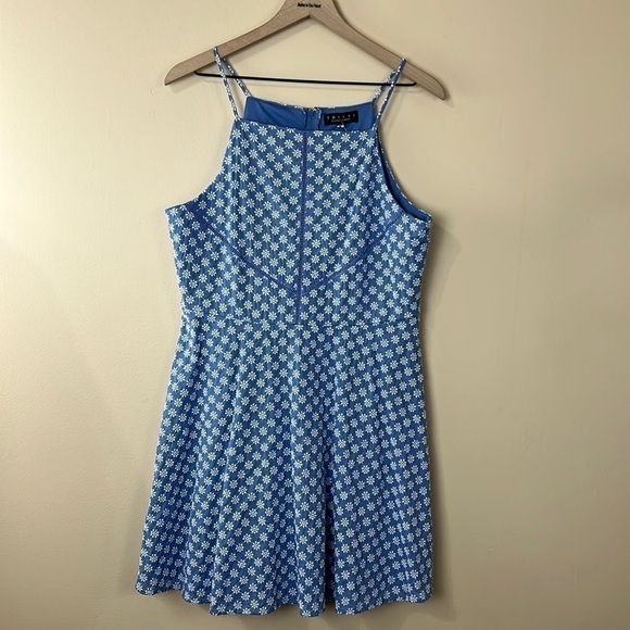 NWT embroidered dress - Picture 5 of 9